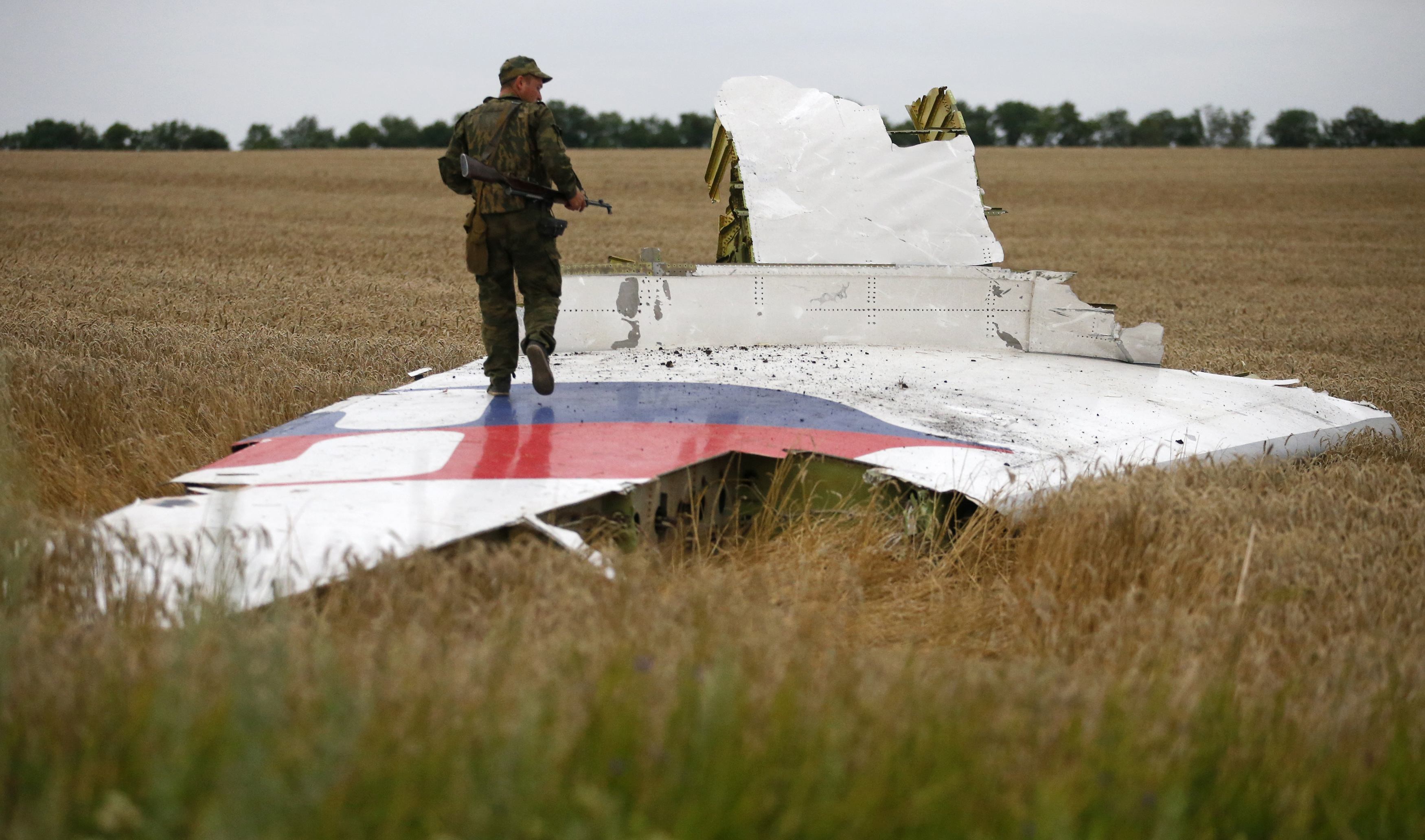 Encuentran restos humanos donde se estrelló el vuelo MH17