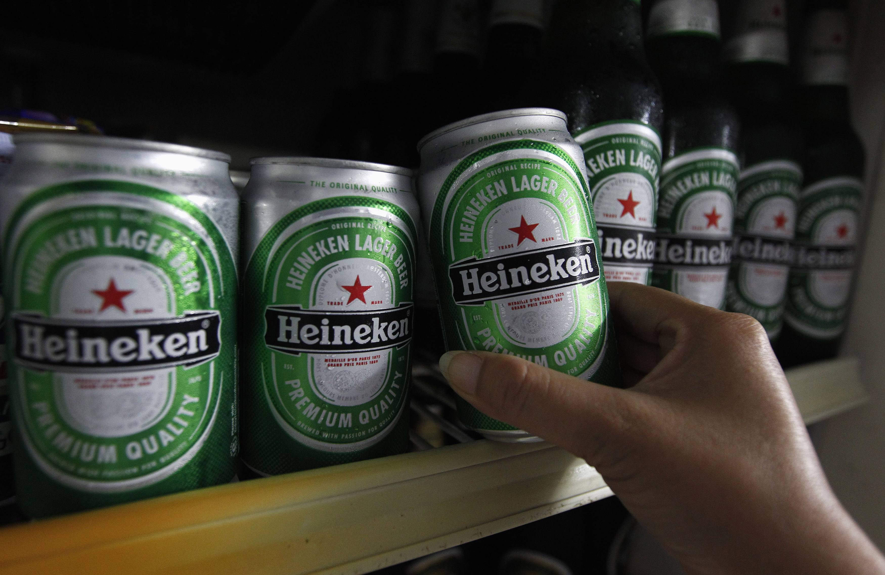 Heineken deja de producir y vender cerveza en Rusia