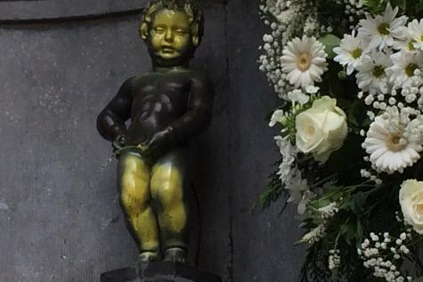 Pintan de amarillo el Manneken Pis de Bruselas (Foto)