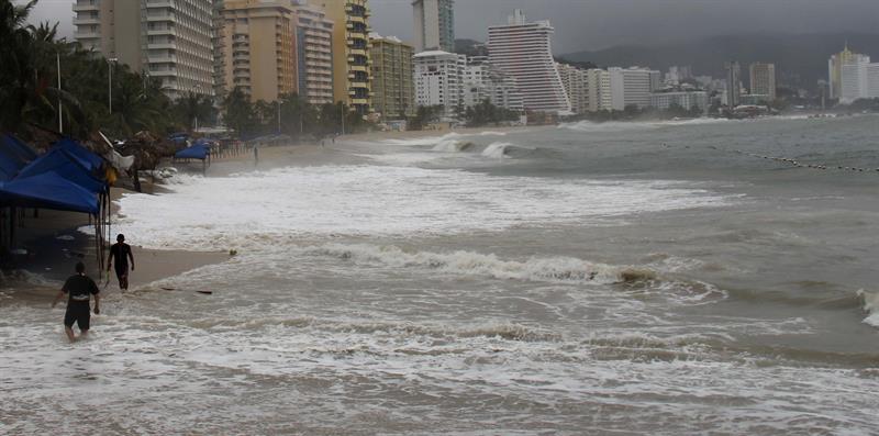 Tormenta Polo alcanza su máxima aproximación a Península de Baja California