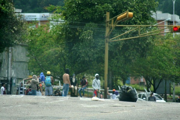 Enfrentamientos entre encapuchados y GNB causaron destrozos a la entrada de la Unet