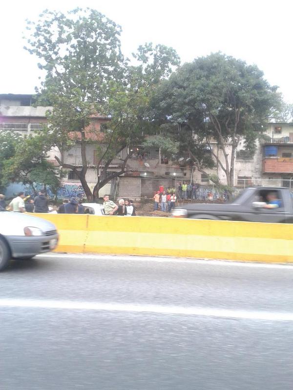 Mueren tres delincuentes tras enfrentamiento en la autopista Francisco Fajardo  (Video)