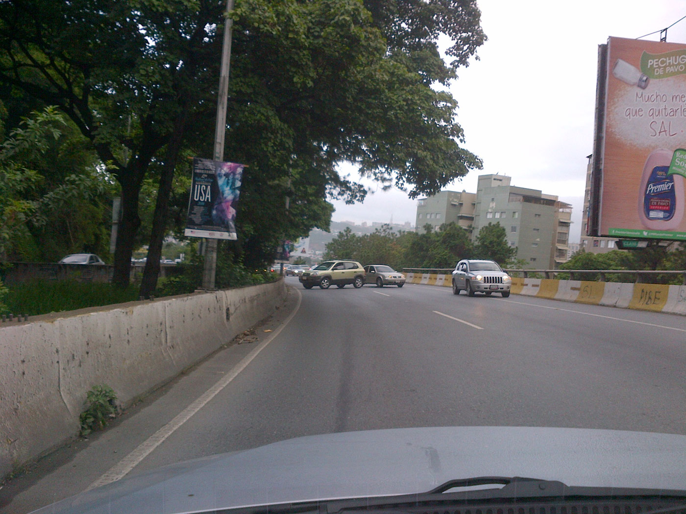 Trancada la autopista Prados del Este al salir del túnel La Trinidad vía centro (Foto)