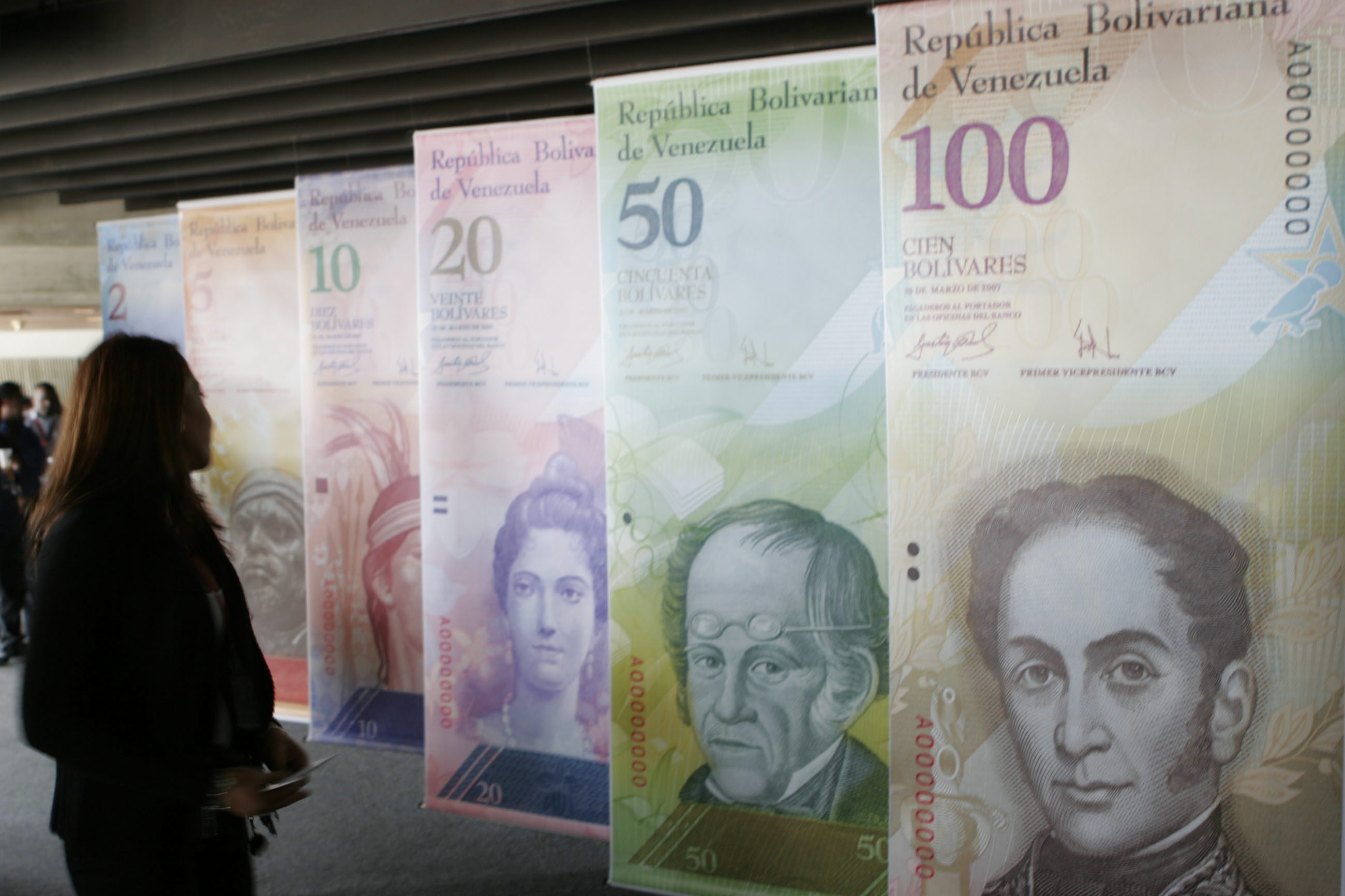 Billetes de 500 y mil bolívares saldrían después del 6D