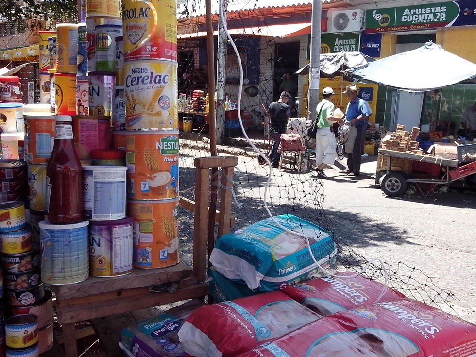 Buhoneros siguen vendiendo productos escasos