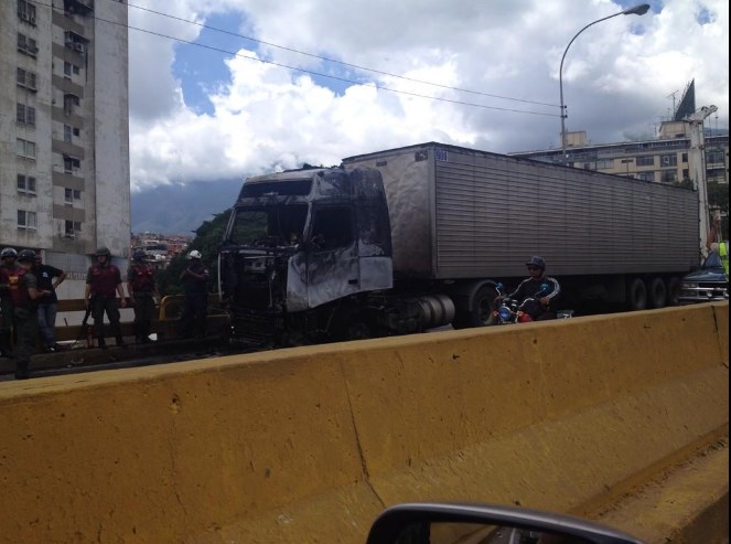 Un camión se incendió en el puente de Petare (Fotos)