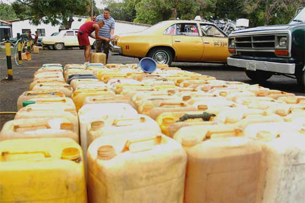 Compra y venta de gasolina en la frontera continúa siendo un negocio ilegal