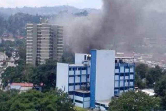 Controlado incendio en el Mercado de Coche (Fotos)