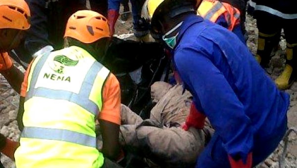 Al menos 42 muertos tras derrumbe de un edificio