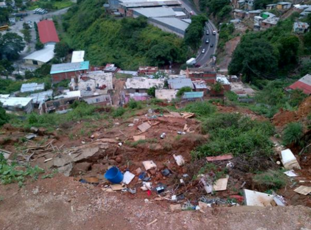 Doce familias quedan damnificadas tras derrumbe en el Junquito