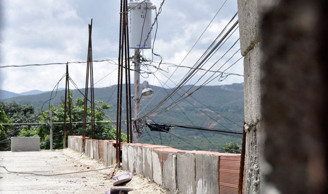 Hombre muere electrocutado al intentar bajar un papagayo