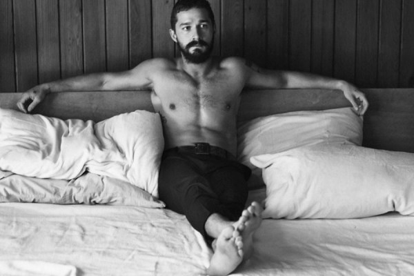 Shia LaBeouf se desnuda