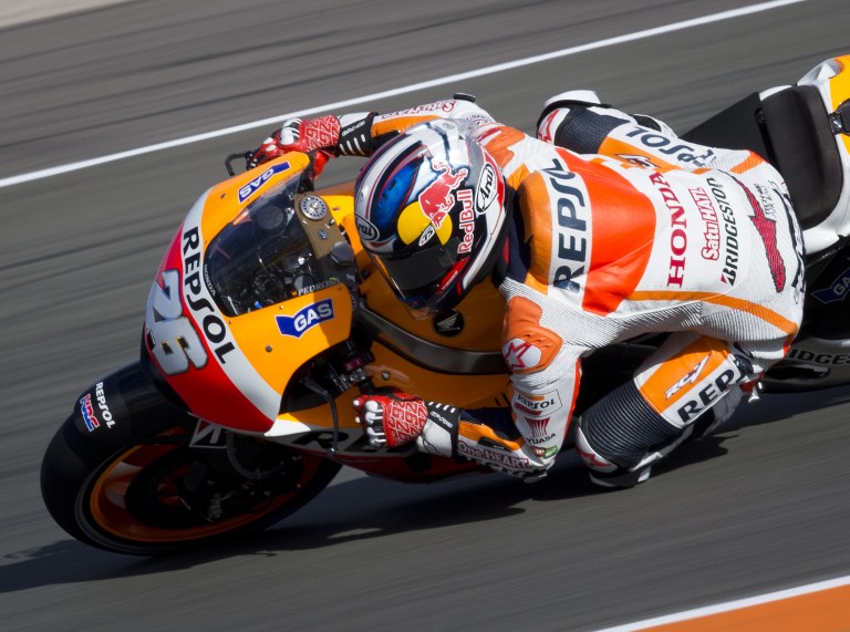 Marc Márquez domina los ensayos libres en Valencia