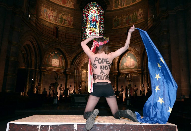 Topless en el altar de la catedral de Estrasburgo antes de visita del Papa (Fotos)