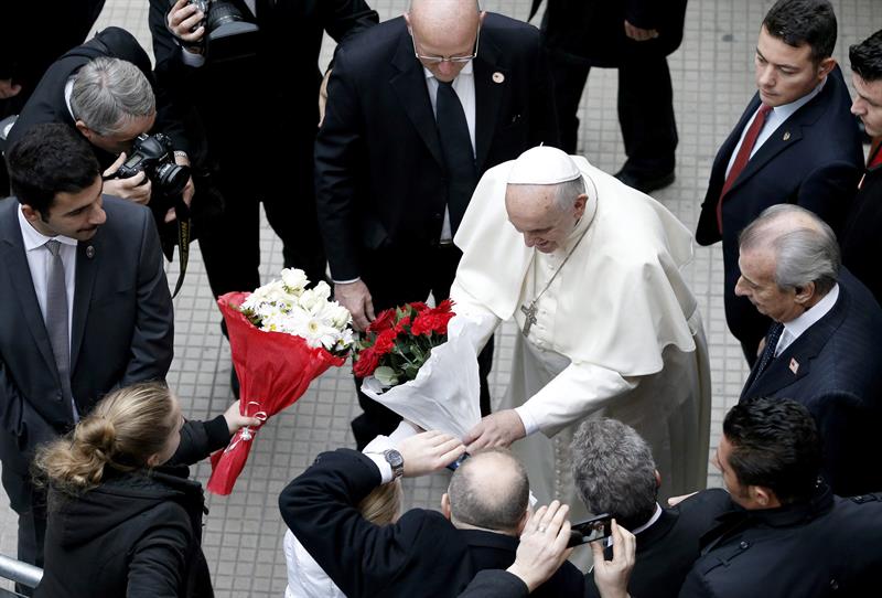 El Papa comenzó su visita a Estambul con la adoración a Dios en una mezquita