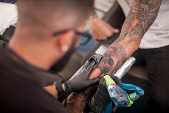 Tener tatuajes podría ser positivo para la salud, según estudio