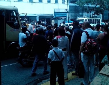 Protesta mantiene cerrada la avenida Urdaneta (Foto)