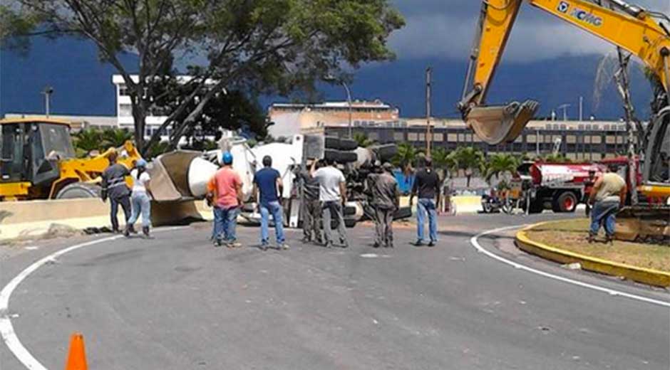 Tráfico lento por vuelco de gandola en la Autopista Francisco Fajardo