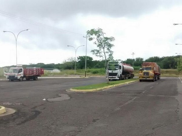 Estudiantes de la UDO San Félix retienen dos gandolas en protesta contra la inseguridad