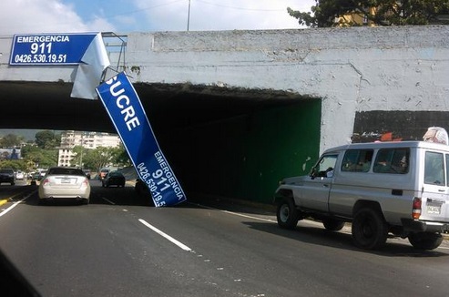 LA FOTO: ¡Aló 911! En emergencia está el aviso bajando para La Guaira