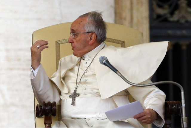 Papa Francisco vs la fuerza de la naturaleza… ¿Quién gana? (Fotos)