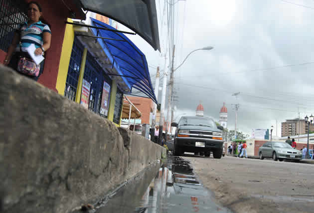 Aguas negras recorren comunidades de Maturín