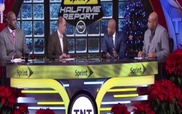 En pleno programa, Shaq O’Neal se estrelló contra un árbol de Navidad (Video)