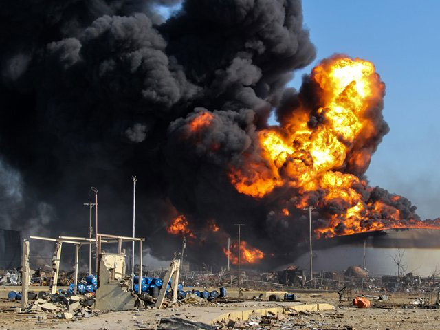 Incendio en tres depósitos en Libia se ha expandido