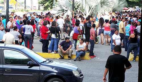 Entre colas y bajo poder adquisitivo transcurre la Navidad