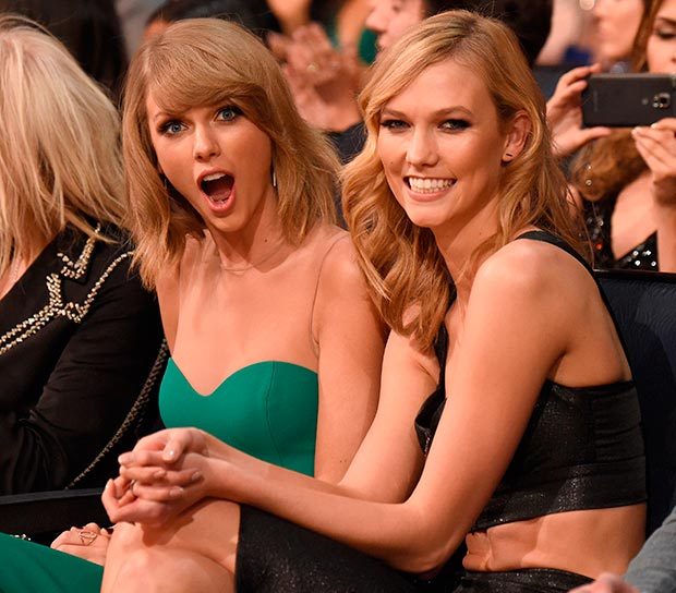 El beso entre Taylor Swift y Karlie Kloss que causó furor en la redes (Foto)