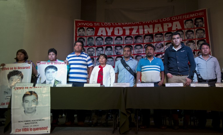 Padres de los 43 estudiantes muertos en México rechazan la versión oficial