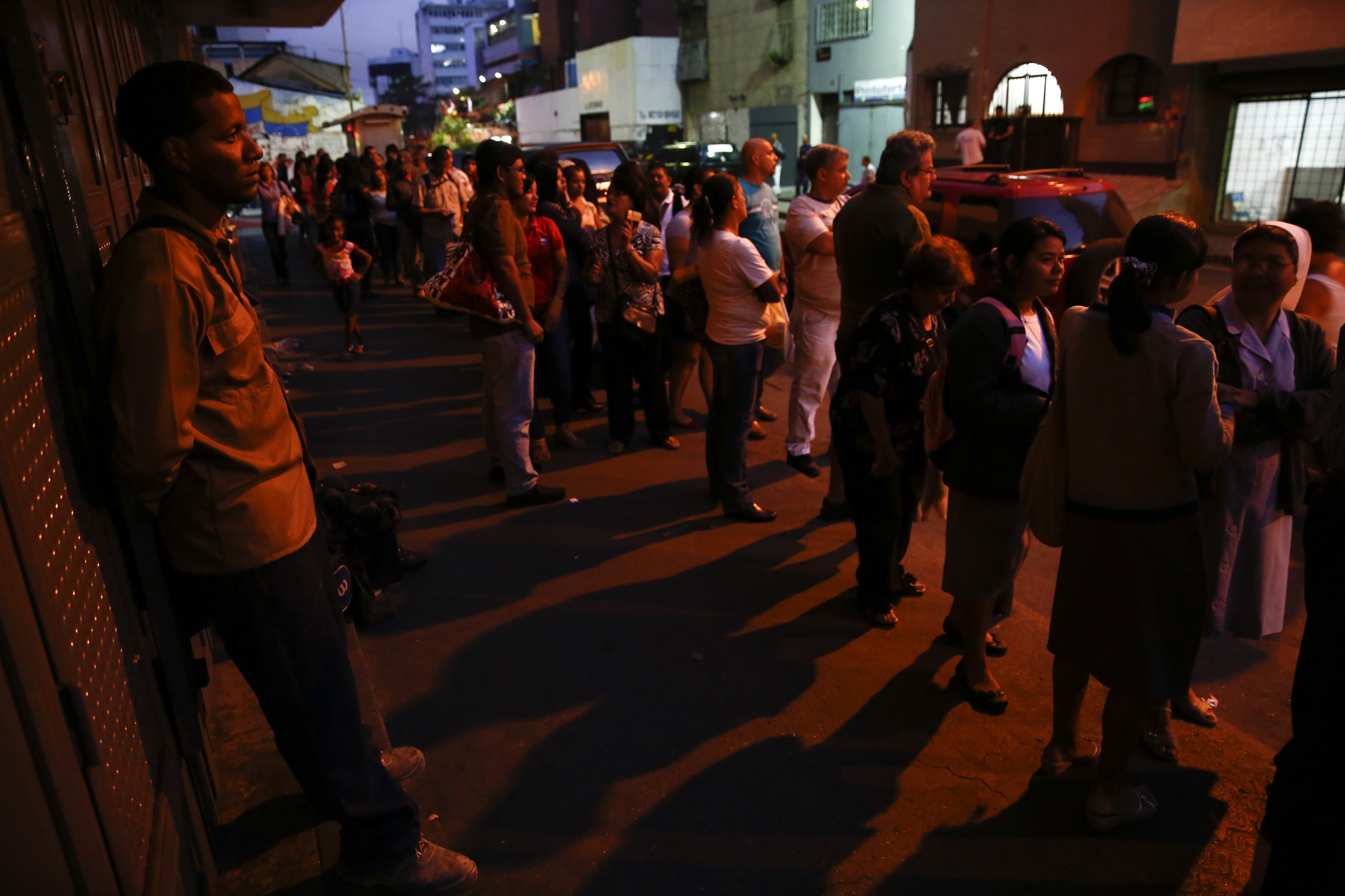 Una nueva profesión nació en Venezuela: Hacer colas