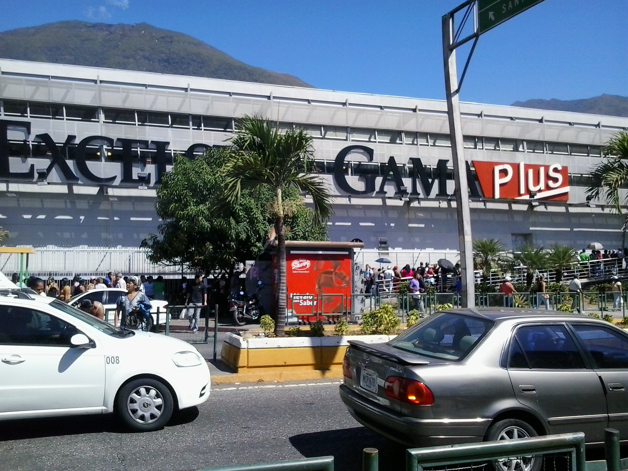 Continúan las colas en el Gama para comprar harina de maíz y mantequilla