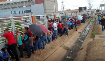 “El dinero no me alcanza, por eso hago la cola”