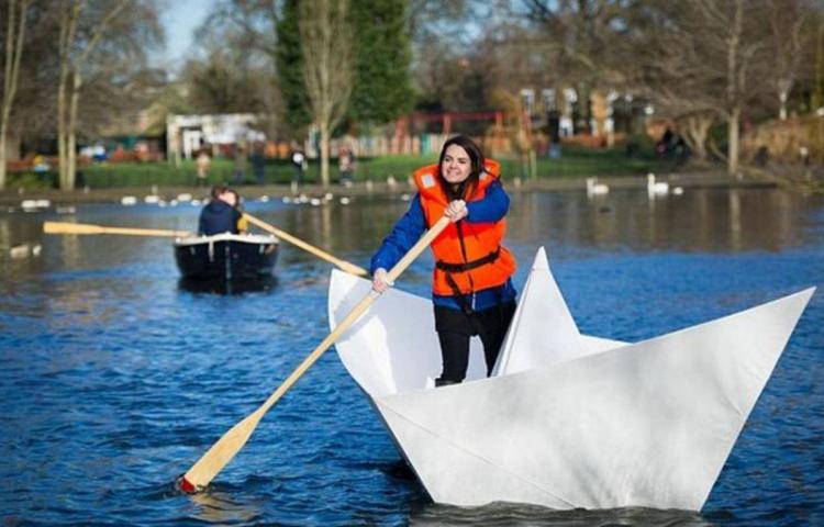 Navega en un barco de papel de 3.6 metros