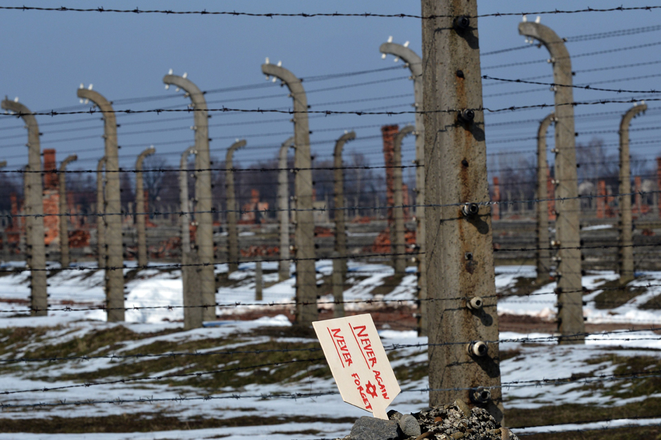 Polémica después de que líder judío se quedó encerrado en Auschwitz