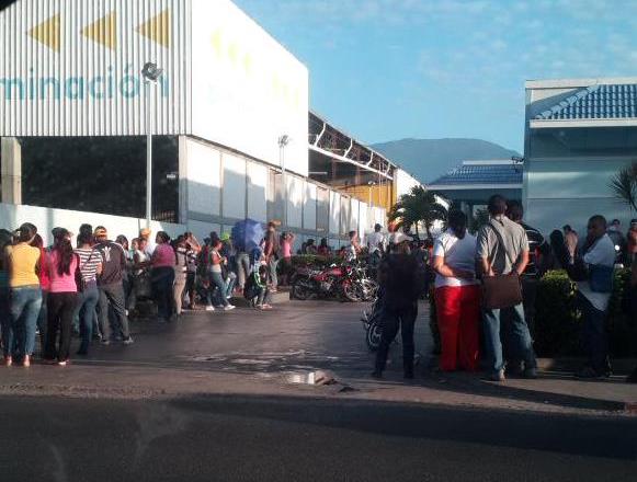 Maracayeros continúan enfrentándose a las colas