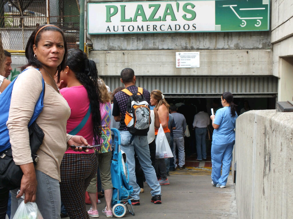 ¡Llegó el aceite…! y así está la cola en el Plaza’s de los Palos Grandes (Fotos)