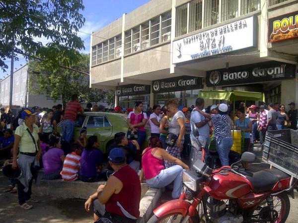 En Sucre la escasez mantiene al pueblo preso en las colas