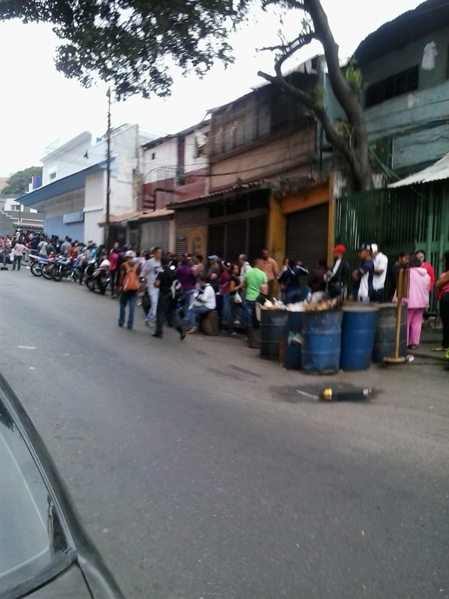 Largas colas para comprar pañales, champú y desodorantes en Farmatodo de Catia (Fotos)