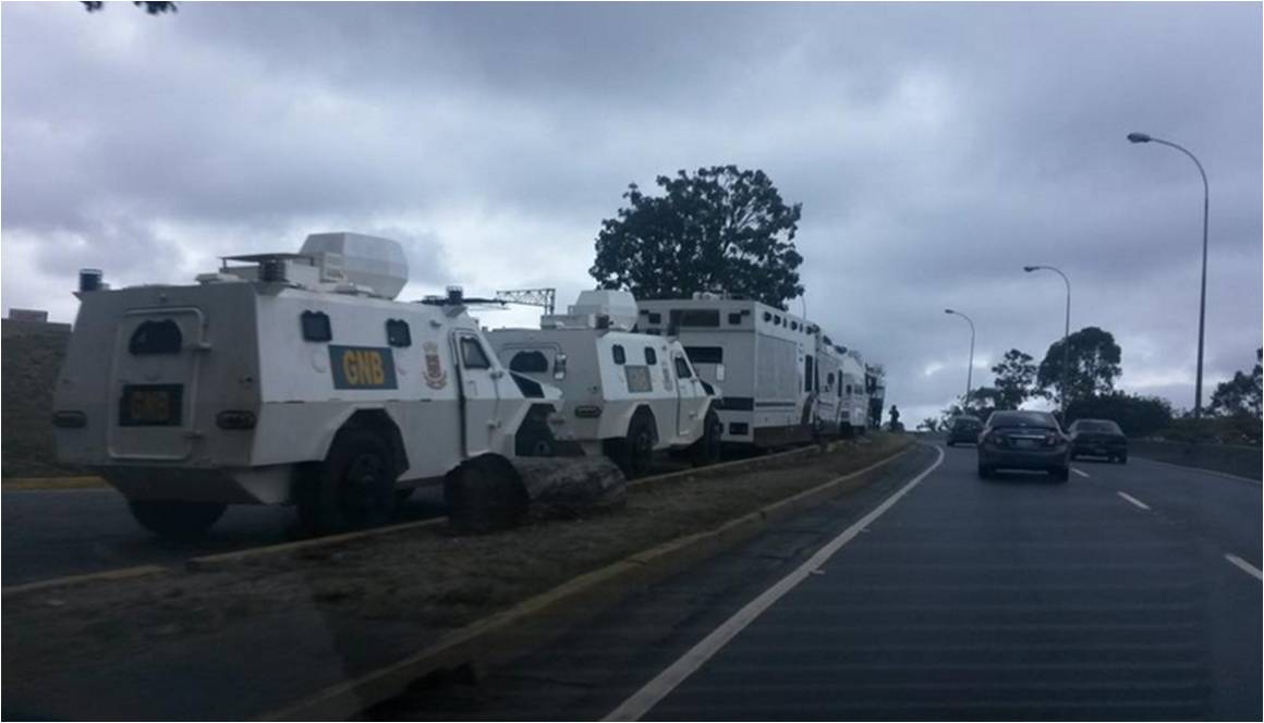 Tanquetas de la GNB comienzan a tomar Altamira por marcha opositora (Fotos)