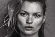 Este es el más reciente topless de la eterna supermodelo Kate Moss