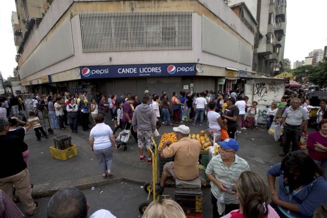 Mientras, las colas se multiplican en el pais (Foto AP)