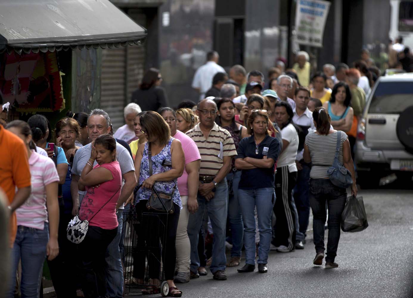 Siguen las colas por escasez de productos básicos