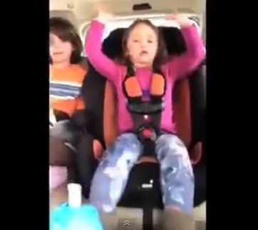 ¡Error! Intenta grabar a su hija mientras maneja y el resultado fue terrible