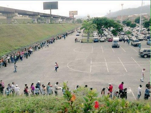 La MEGA COLA en Pdval de Buenaventura en Guatire (Foto)