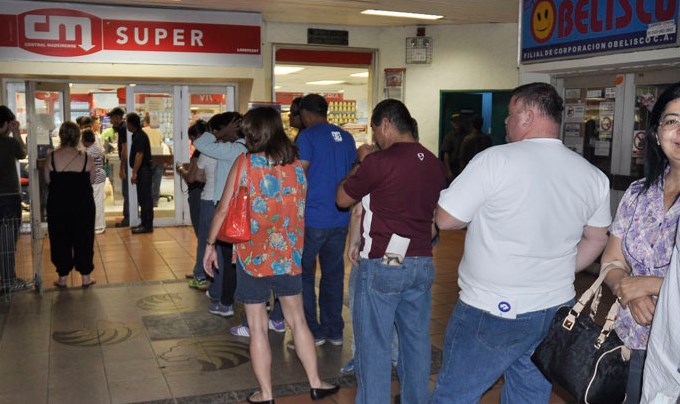 Defensoría sugiere a los supermercados abrir más temprano