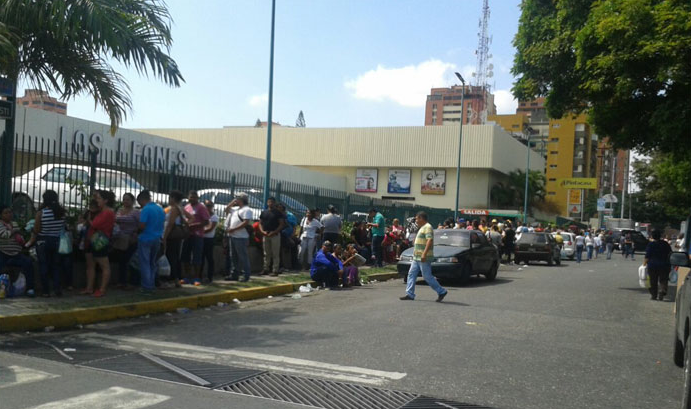 Los venezolanos viven para comprar “lo que haya”