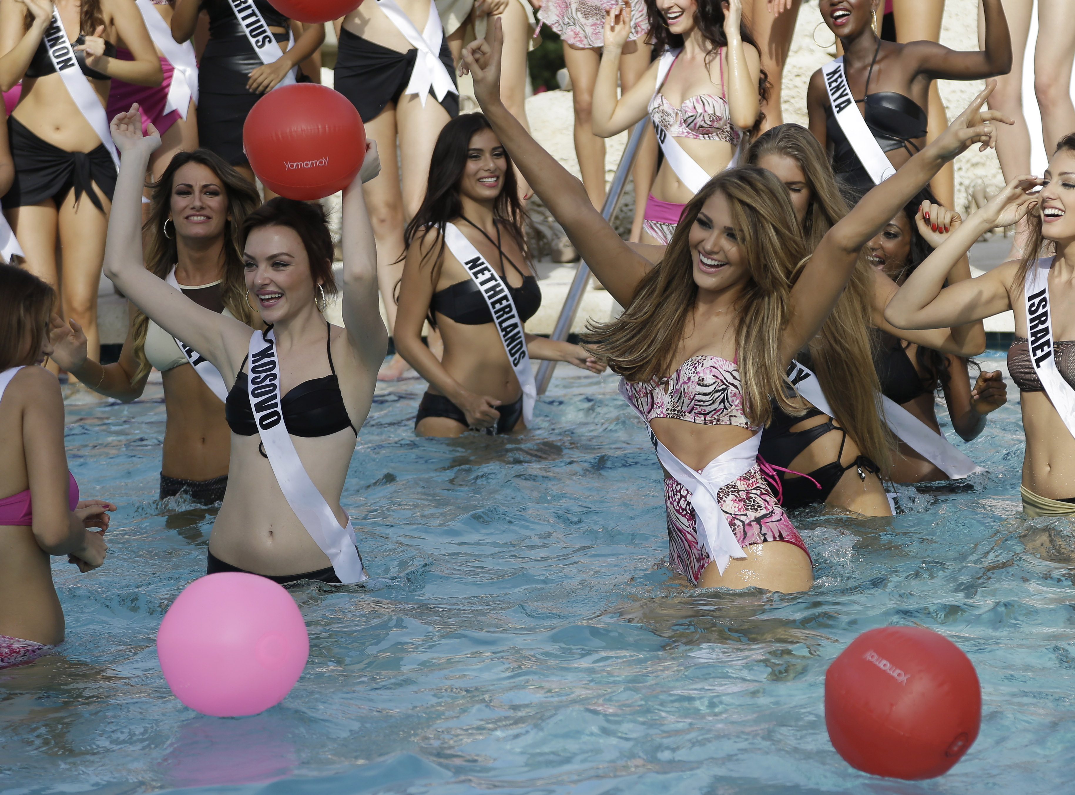 Aspirantes a Miss Universo desfilan en traje de baño (Fotos)