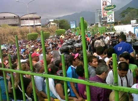 ¡Otra cola más! San Cristóbal no se salvó (FOTO)